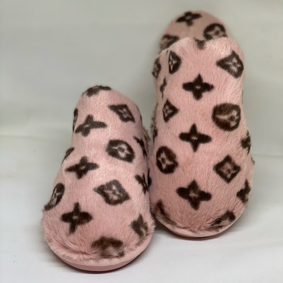 Trendy Pink and Black Fur Slippers - Picture 2 of 7